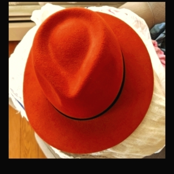 Beautiful Red Hat wool 100% 🤠 brand New never wear... - Picture 2 of 7
